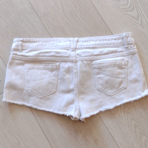 $3 Ad On White Stretch Shorts By DENIM & Co.!! - Picture 3 of 4